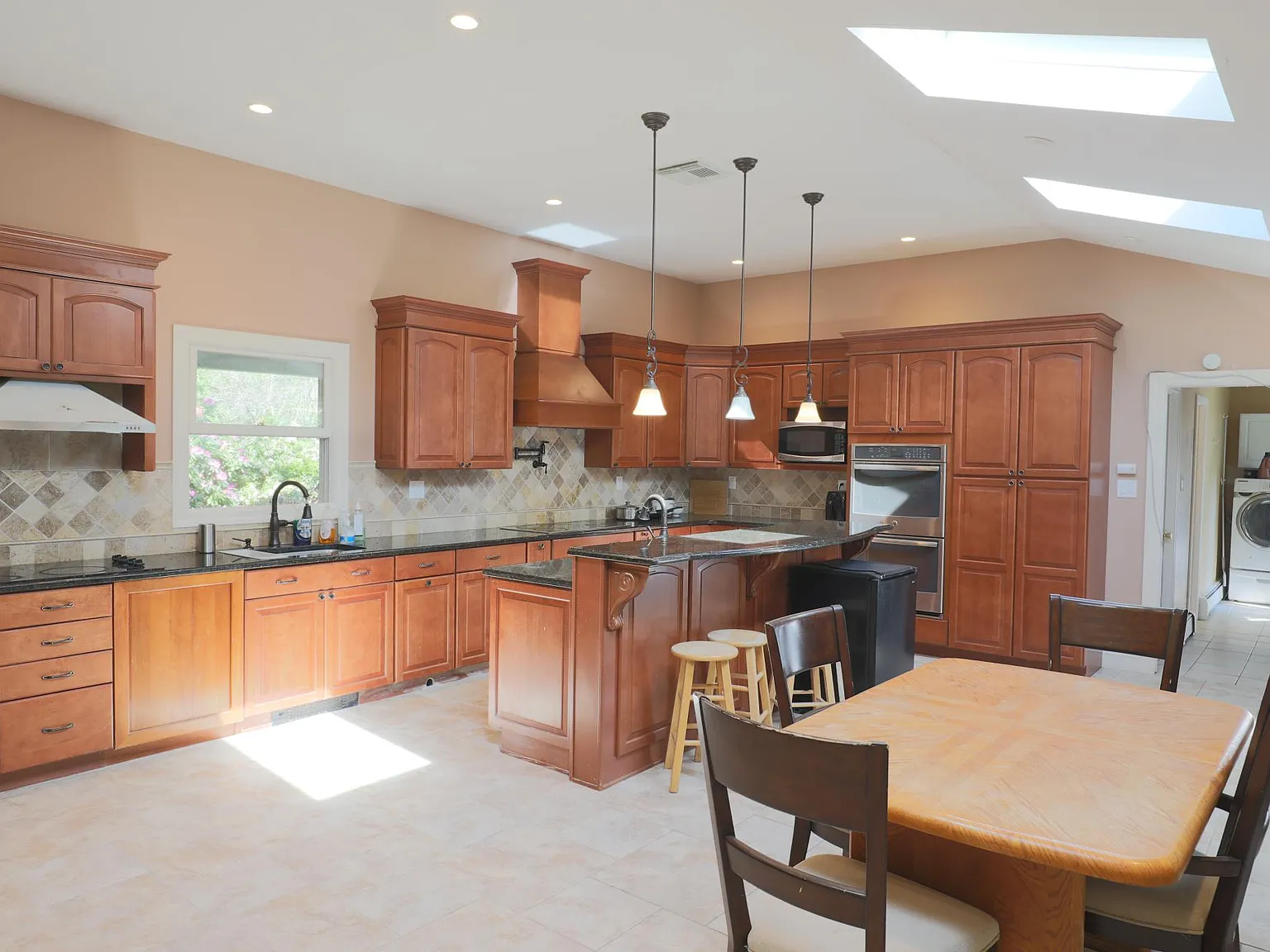 4 bed, 2000 sqft, $3,800 — Photo 4