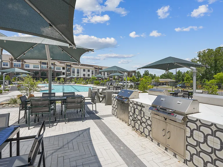 Relaxing Saltwater Pool with Wi-Fi, Sun Shelves & Grill Areas