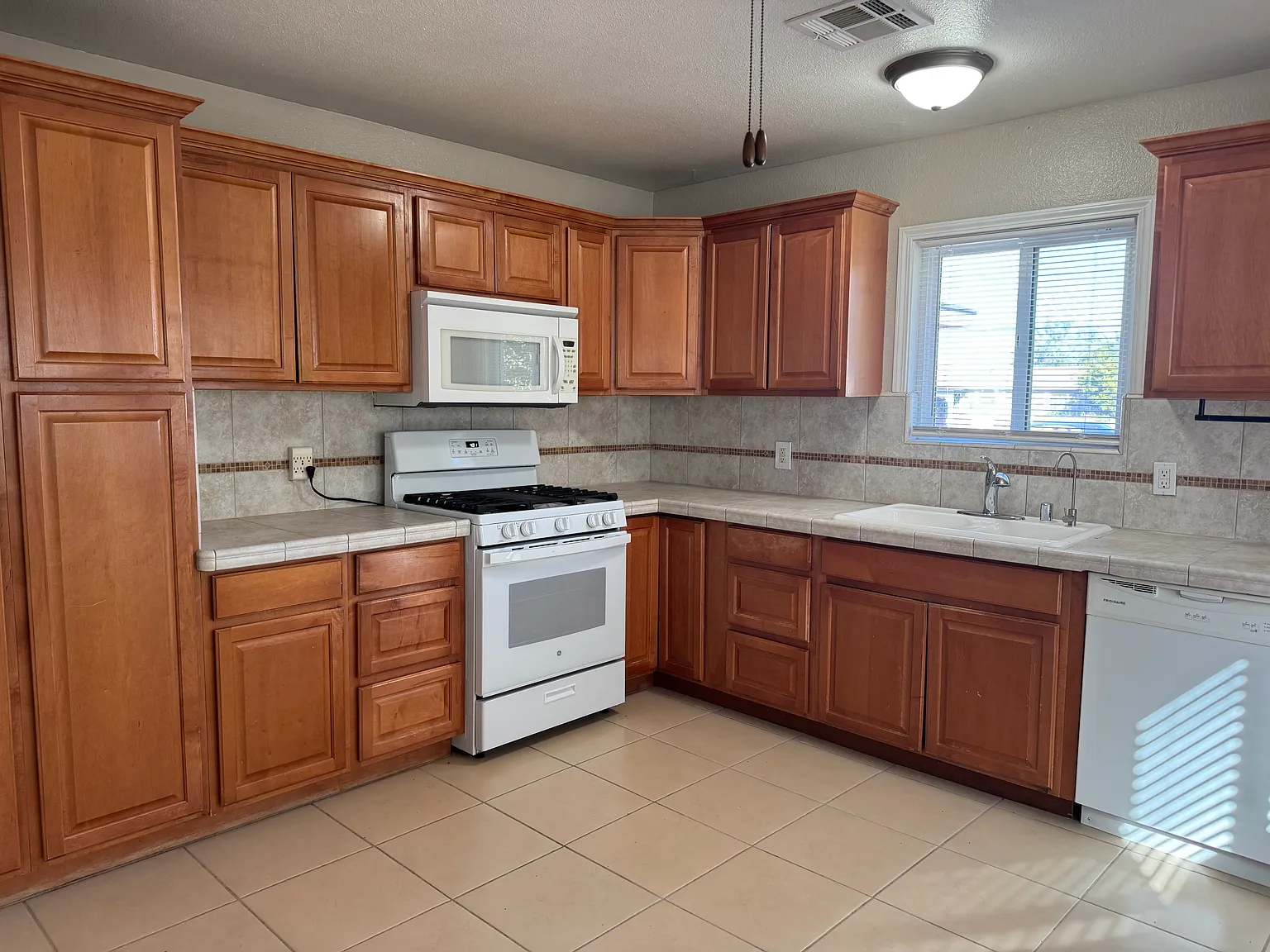 3 bed, 1260 sqft, $2,400 — Photo 3