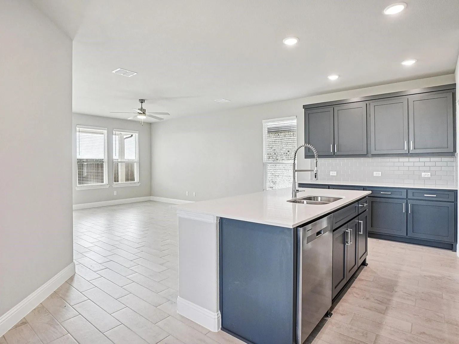 4 bed, 2436 sqft, $2,350 — Photo 3