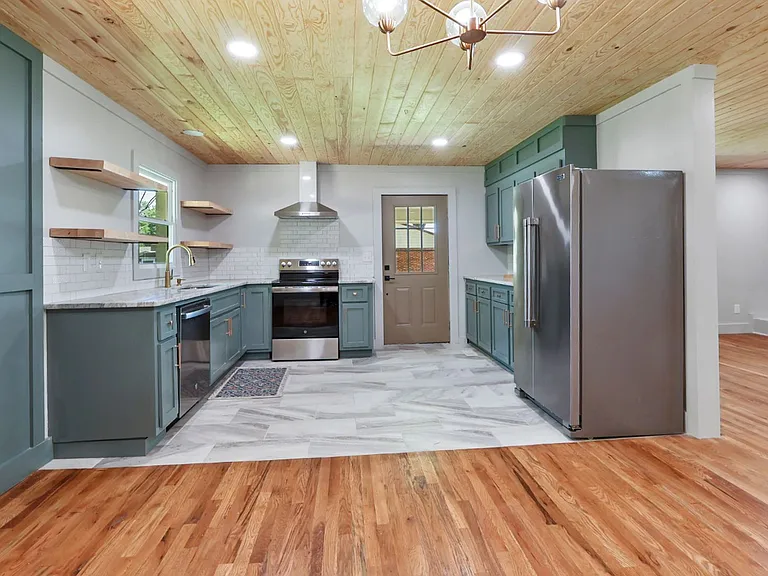 614 Holland Ct SW — Photo 7