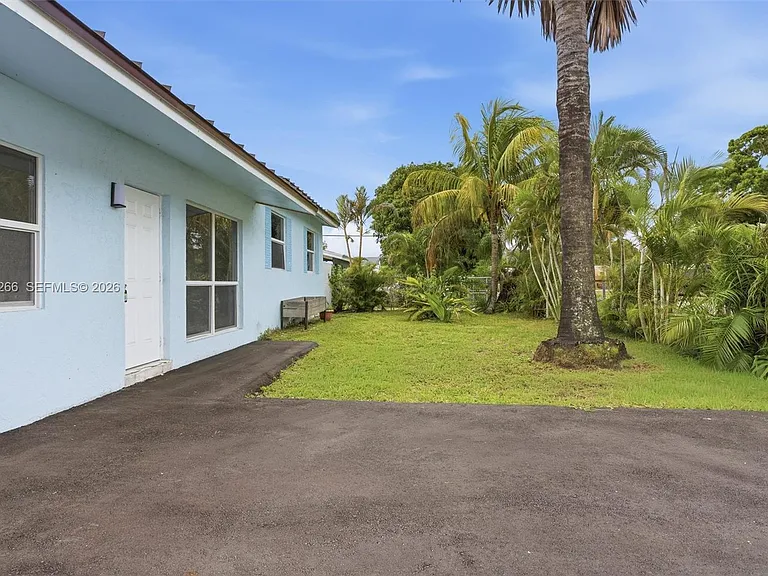 2280 SW 43rd Ave — Photo 4