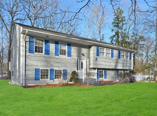 4 Rustic Dr, Airmont, NY 10952