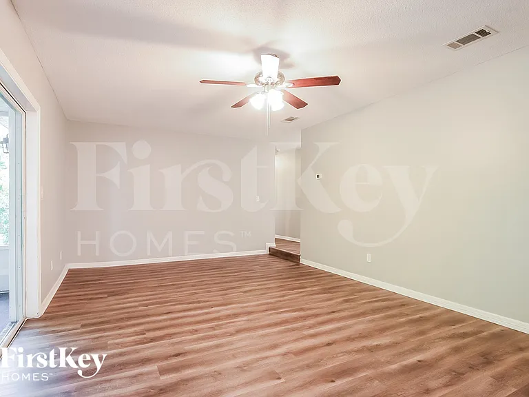 504 Saint Dunstan Way — Photo 9