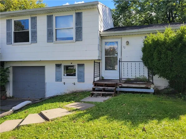 32 Coachlight Cir, Farmington, NY 14425