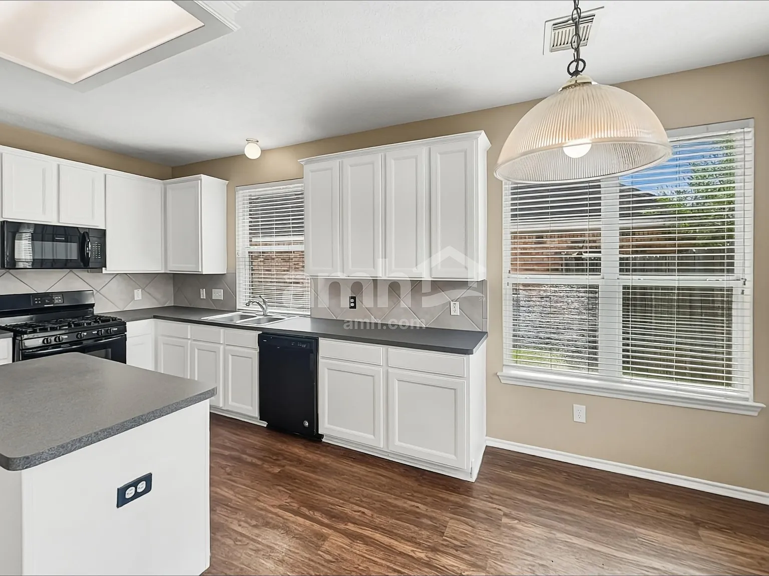 5 bed, 3.0 bath, 2608 sqft, $2,445 — Photo 4