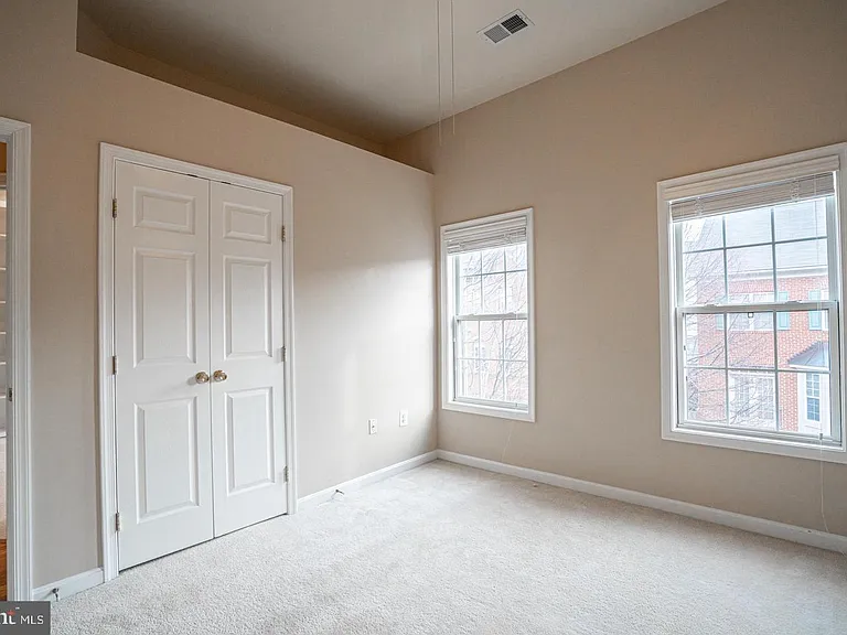 437 Clayton Ln — Photo 17
