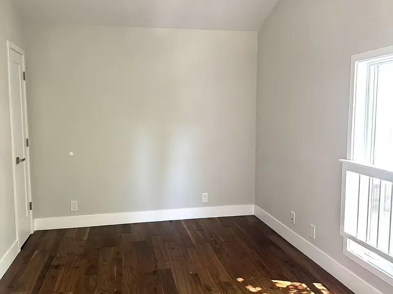 1372 University Ave — Photo 16