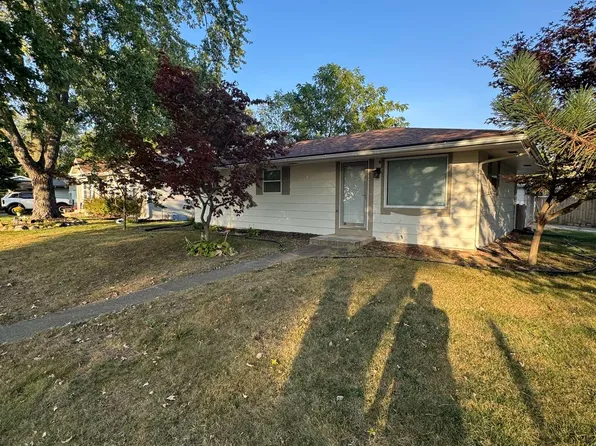 1120 Esmond Dr, Rockford, IL 61108