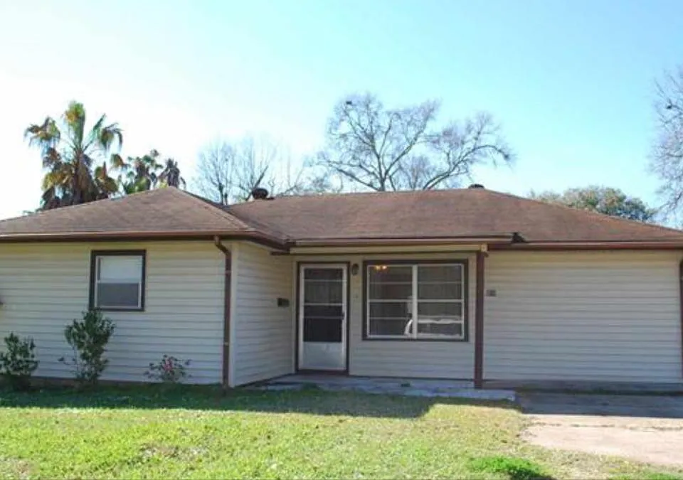 205 Redbud St