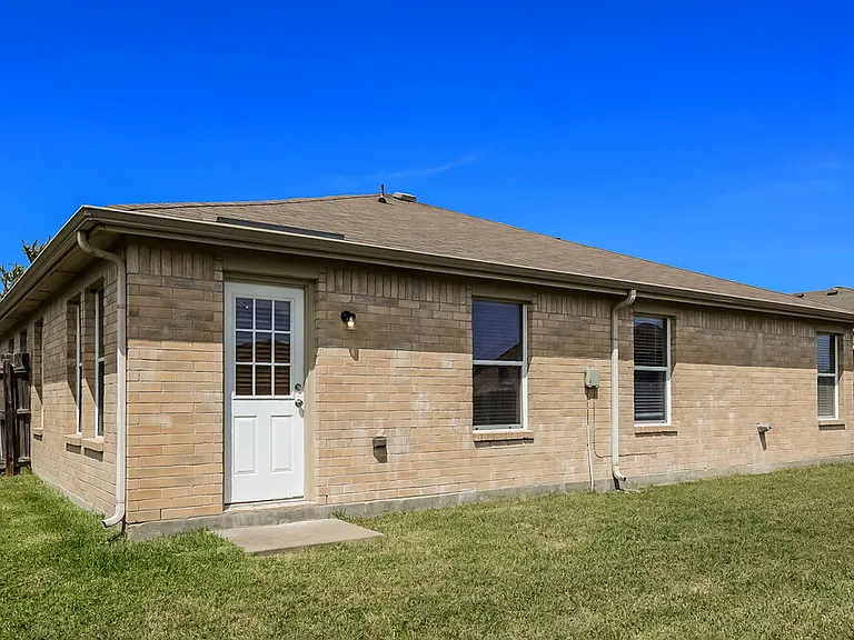 1324 Burleson St — Photo 16