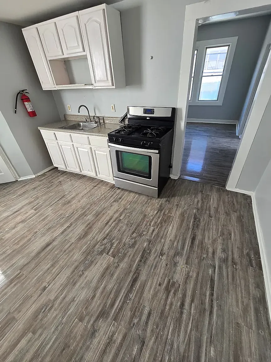 3 bed, 1000 sqft, $1,899 — Photo 1