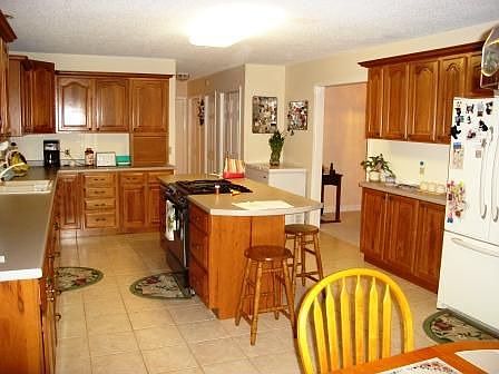 Fantastic kitchen for cooking and entertaining!