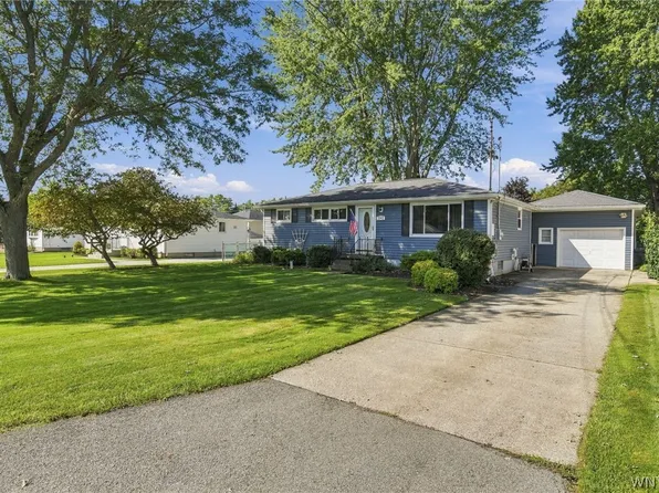 242 Seneca Pl, Lancaster, NY 14086