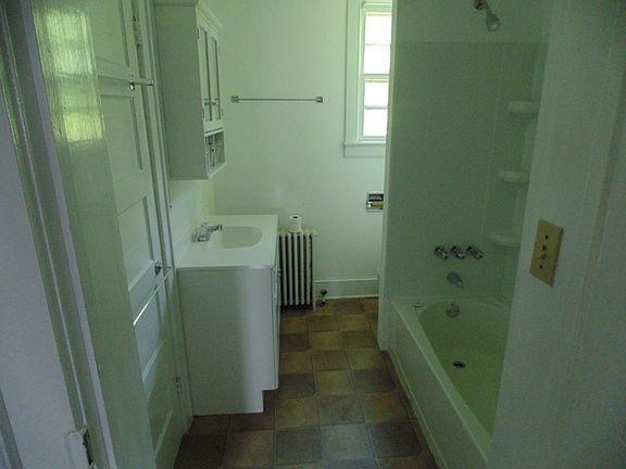 4th image of 180 Jackson St