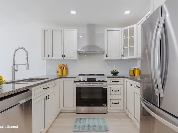22356 McIntosh Ave #209, Maple Ridge, BC V2X 3C1