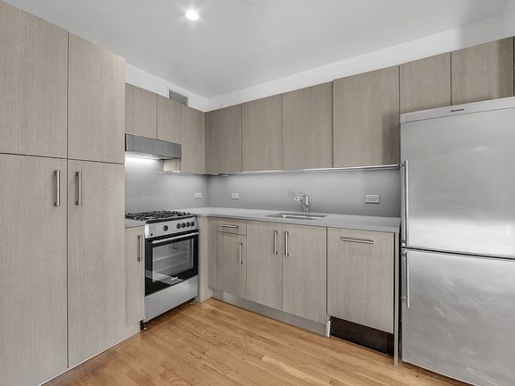 5th image of 101 W 15th St APT 430
