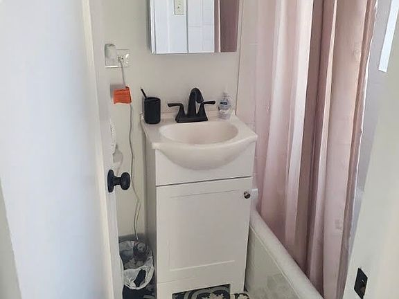 3rd image of 5949 N Winthrop Ave #3A