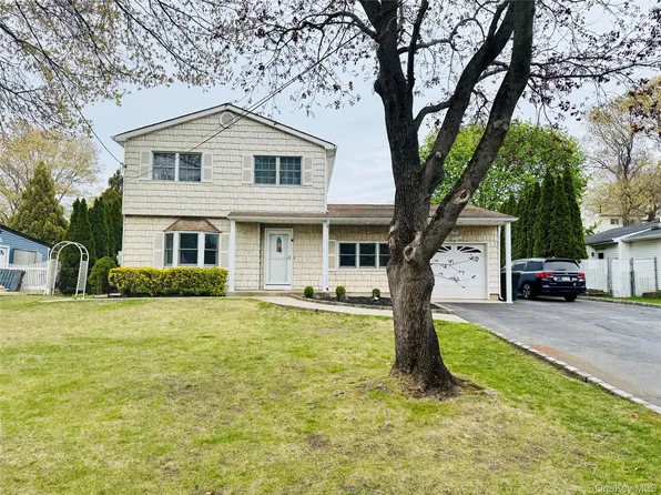 195 Maple Street, Medford, NY 11763