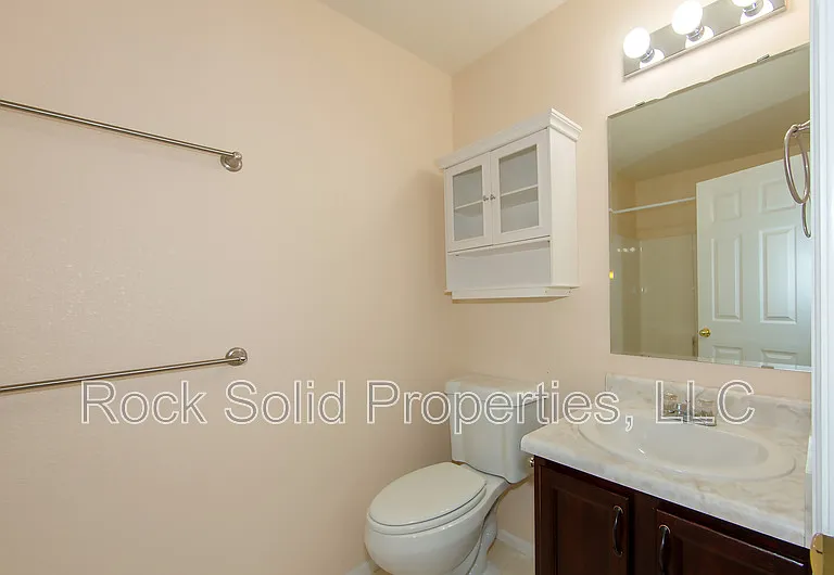 407 E 5th St — Photo 14