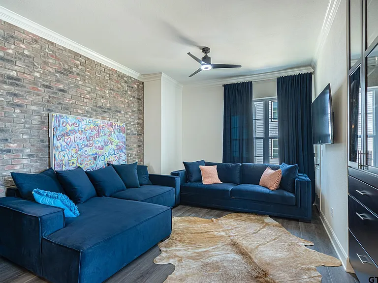 540 W Erwin St — Photo 11