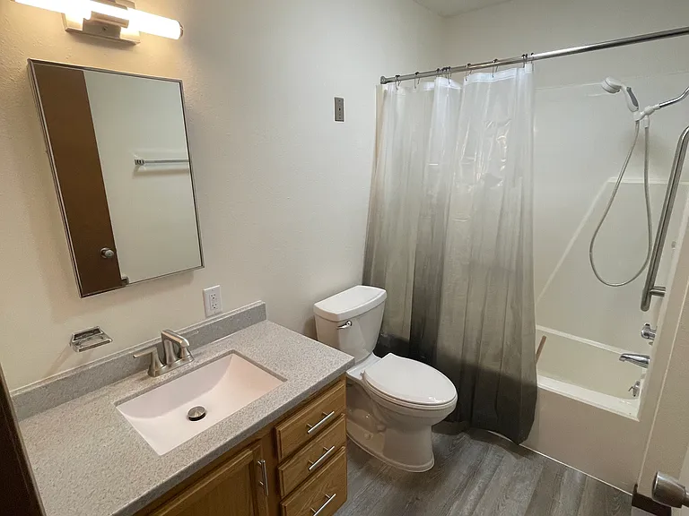 800 Fairfield Dr #15 — Photo 5