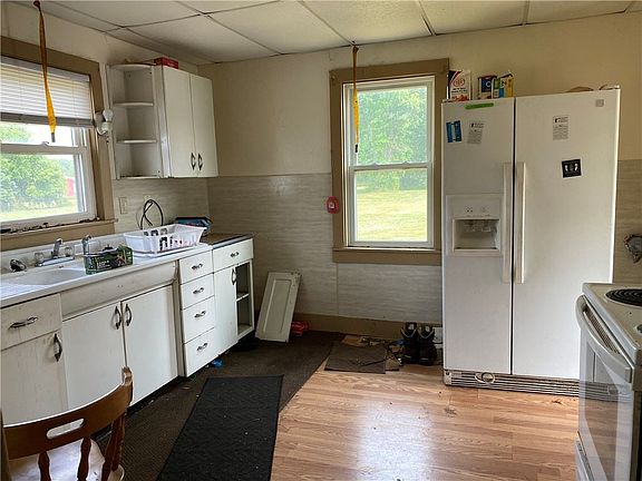 3rd image of 25 Chestnut St
