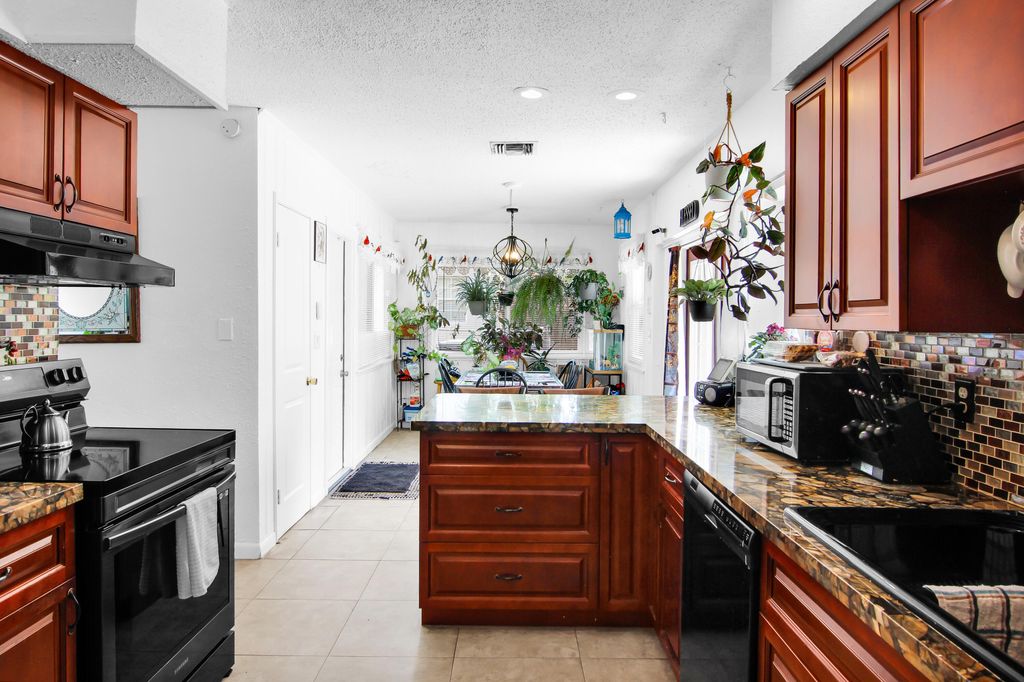 1650 NW 1ST Way, photo 9
