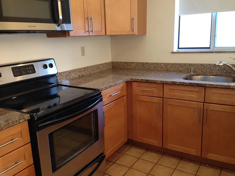 348 Franklin St #301 — Photo 4
