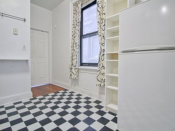 4th image of 167 W 71st St #4G