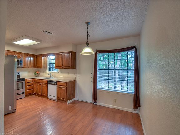 5th image of 601 Algerita Dr #B