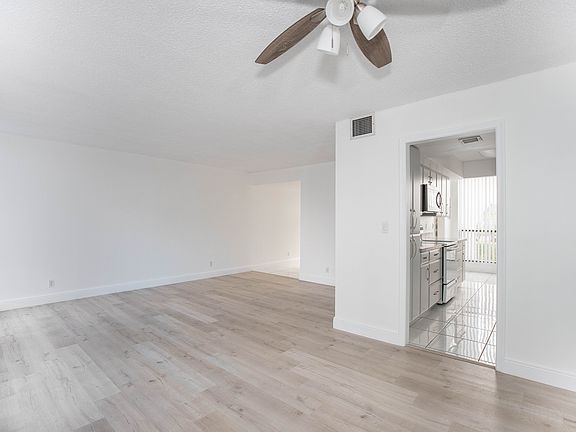 4th image of 3200 Bridgewood Dr