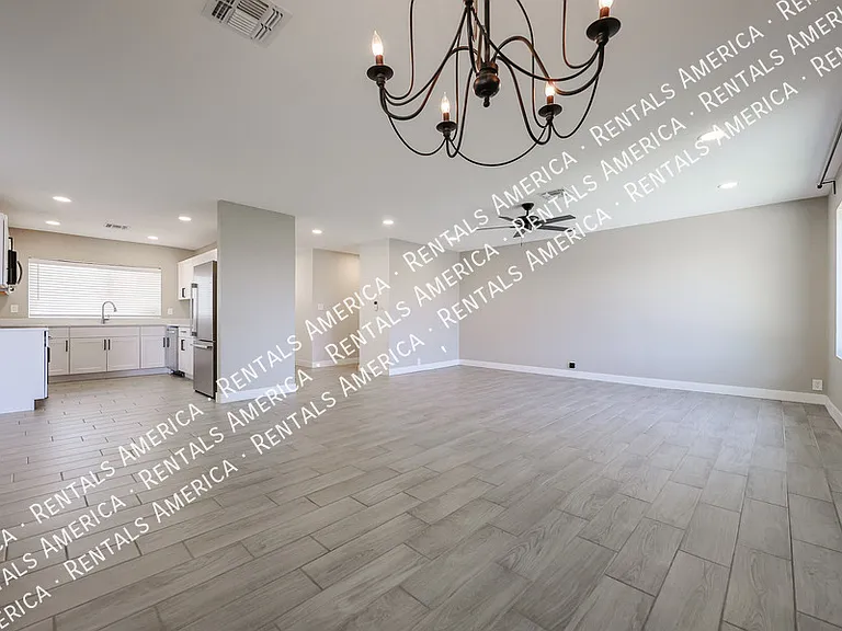 2902 W Straford Dr — Photo 9