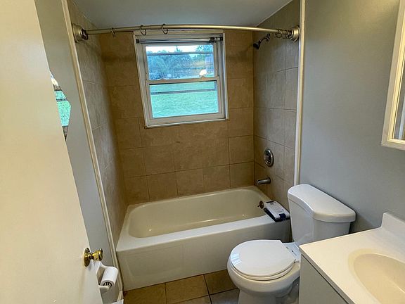 3rd image of 518 Cherry Hill Dr APT E