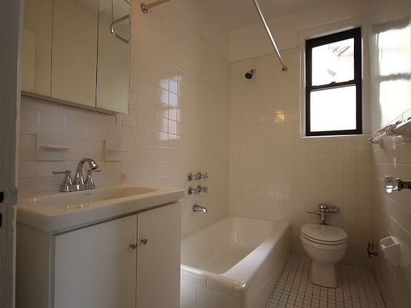 4th image of 225 W 106th St APT 14D