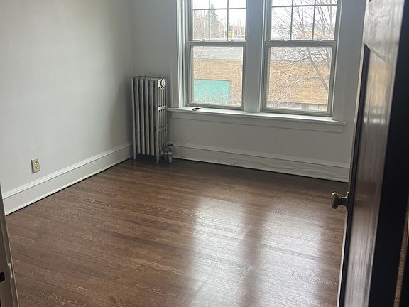 2nd image of 3059 S Kinnickinnic Ave #5