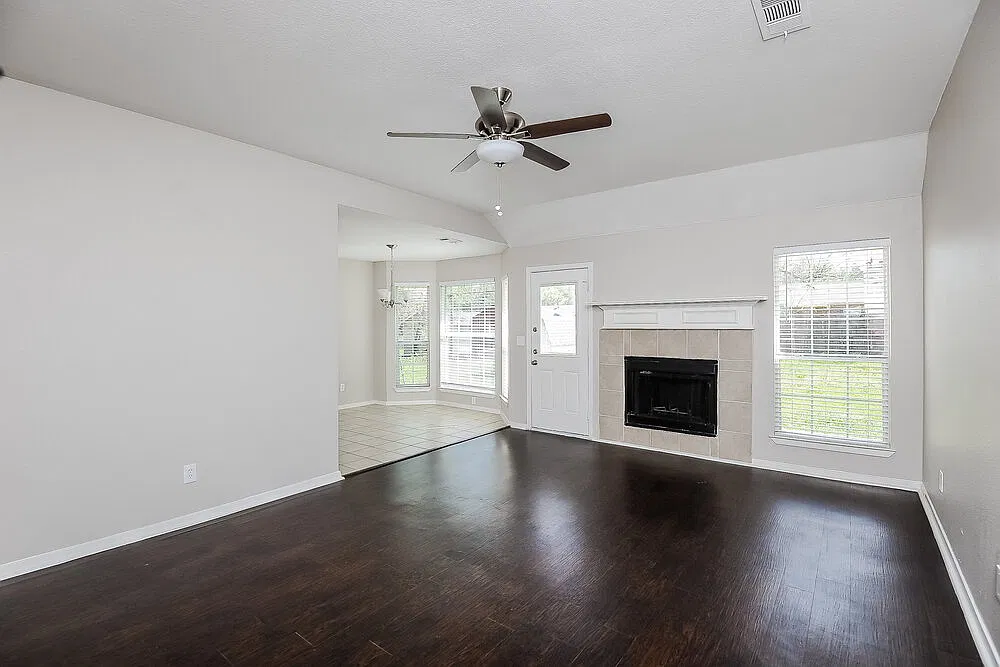 3 bed, 2.0 bath, 1416 sqft, $2,020 — Photo 4