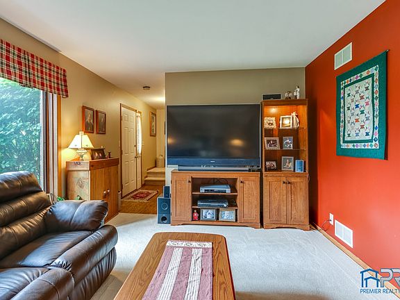 3rd image of 424 Glenwood Hts