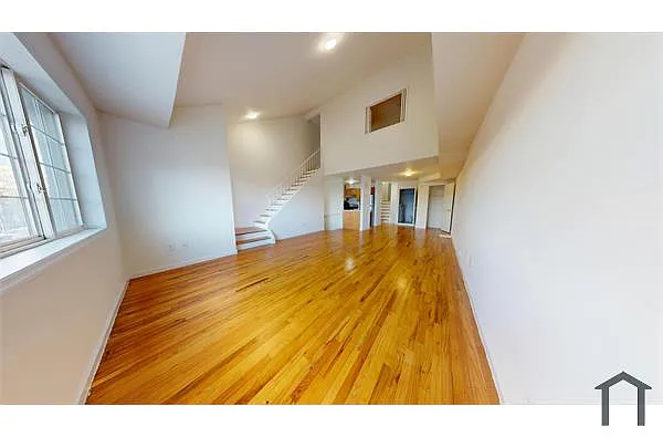 Building Photo - 692 Van Duzer St #C