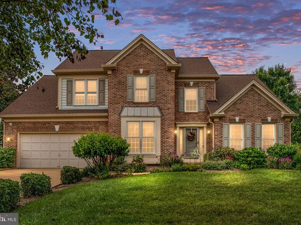 8390 Crosslake Dr, Fairfax Station, VA 22039
