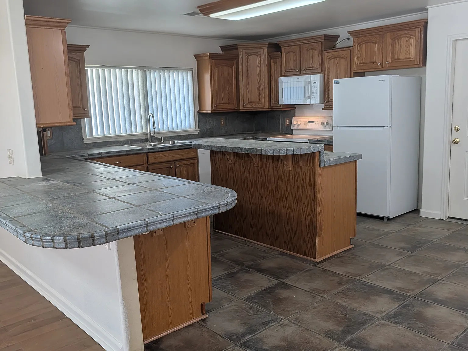 3 bed, 1305 sqft, $1,900 — Photo 3