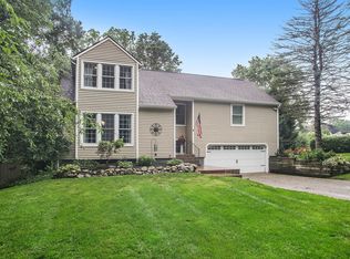 203 Deer Run Dr, Plainwell, MI 49080