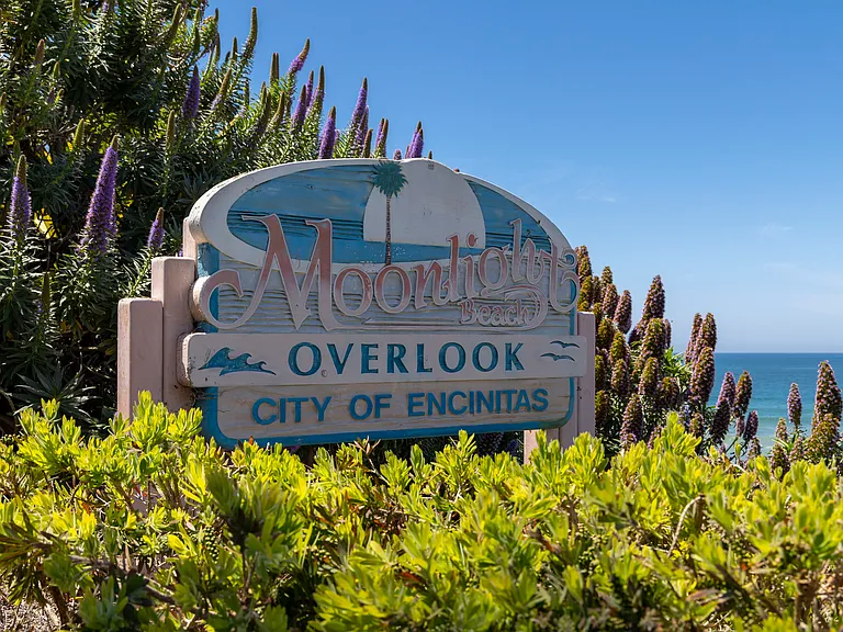 Less than a 5 minute walk to Moonlight beach!