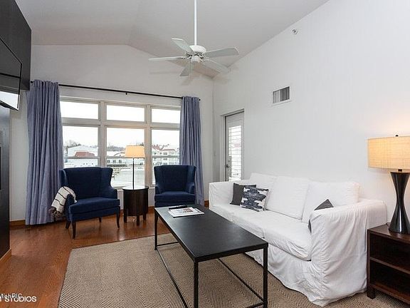 3rd image of 600 W Water St #322/323