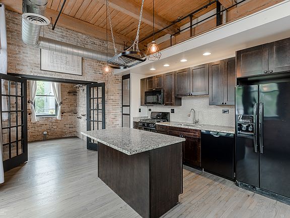 3rd image of 1259 N Wood St APT 204