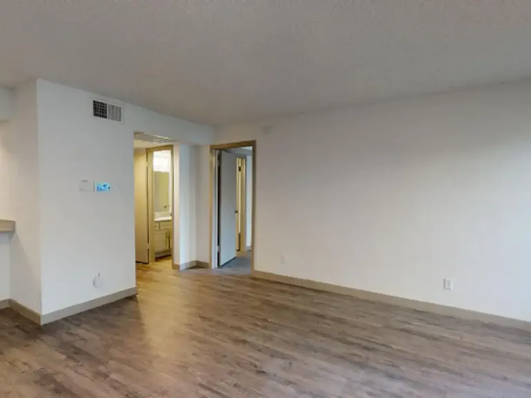 The Larsen Apartments — Photo 12