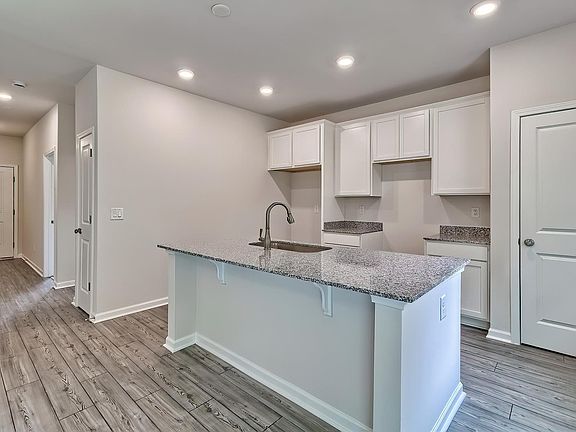 5th image of 812 Daniel Lake Ct