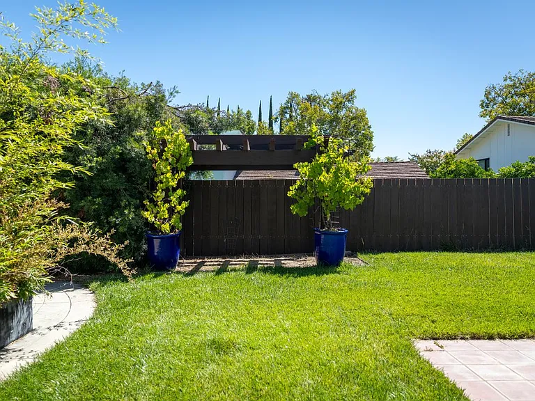 1552 Brentford Ave — Photo 35