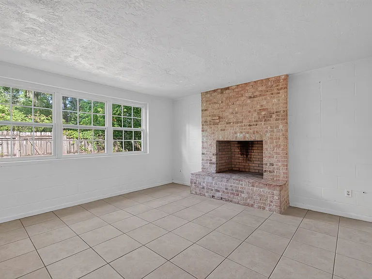 1524 NE 8th St — Photo 9