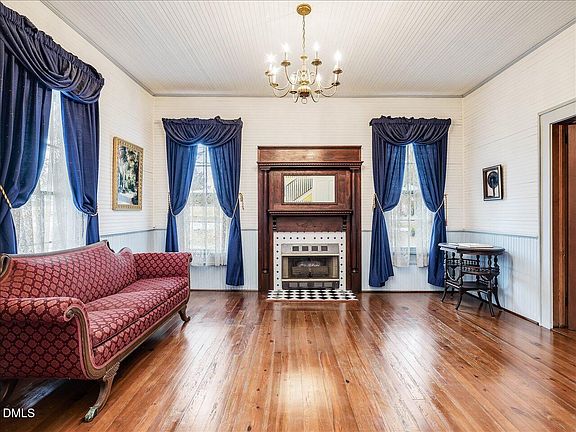 5th image of 298 E Salisbury St
